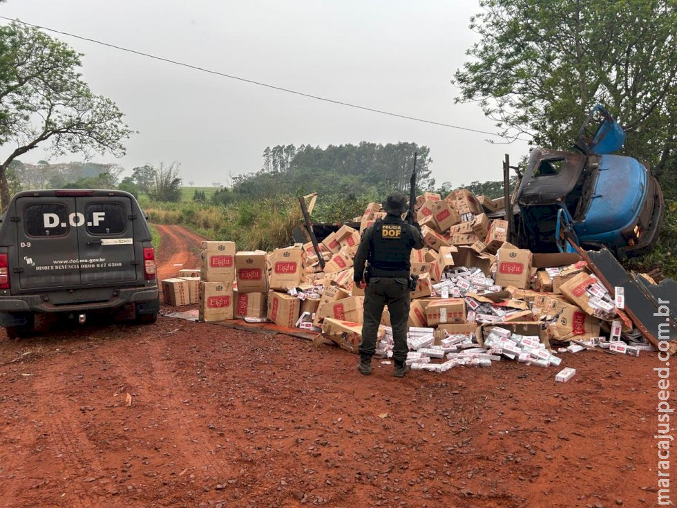 Caminhão carregado com cigarros contrabandeados tomba na MS-386 e carga é apreendida pelo DOF Caminhão carregado com cigarros contrabandeados tomba na MS-386 e carga é apreendida pelo DOF