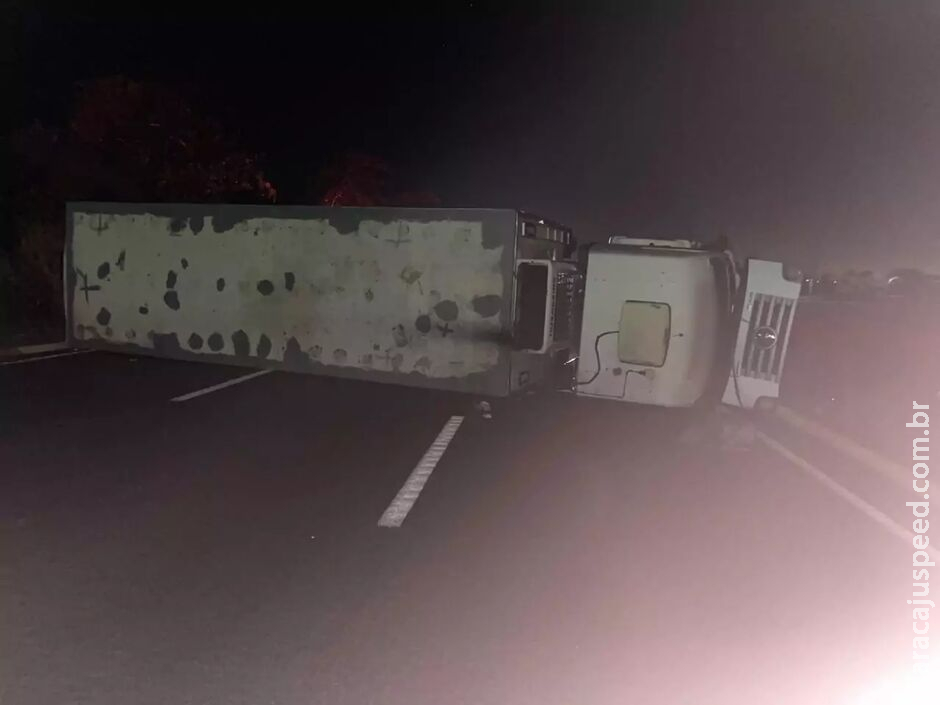 Caminhão tomba ao desviar de ciclista na BR-158, em Três Lagoas Caminhão tomba ao desviar de ciclista na BR-158, em Três Lagoas