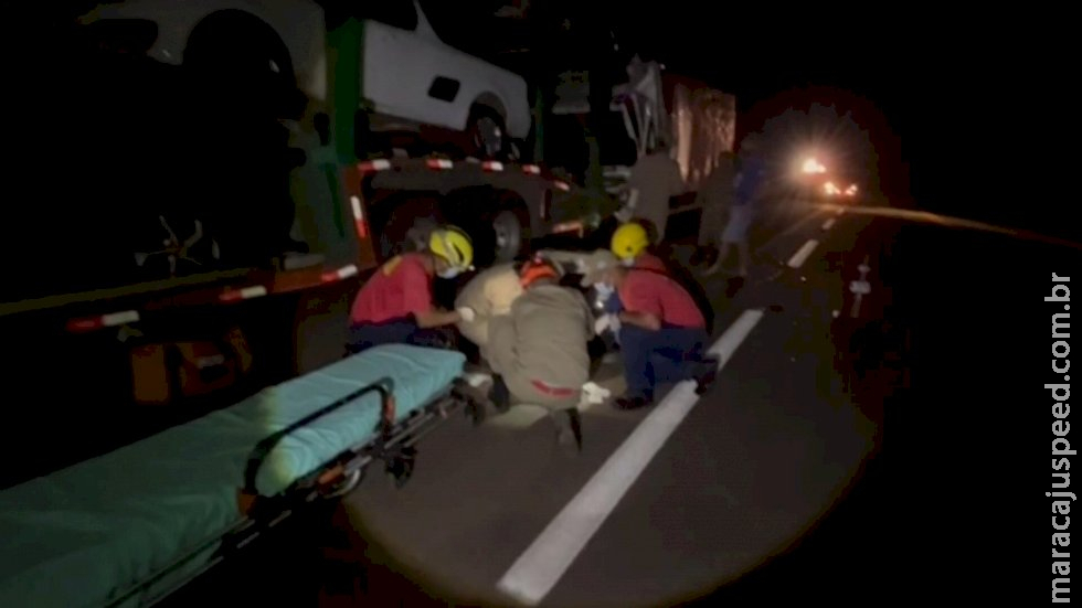 Caminhoneiro bate na traseira de carreta na BR-040 e é socorrido com ferimentos na cabeça