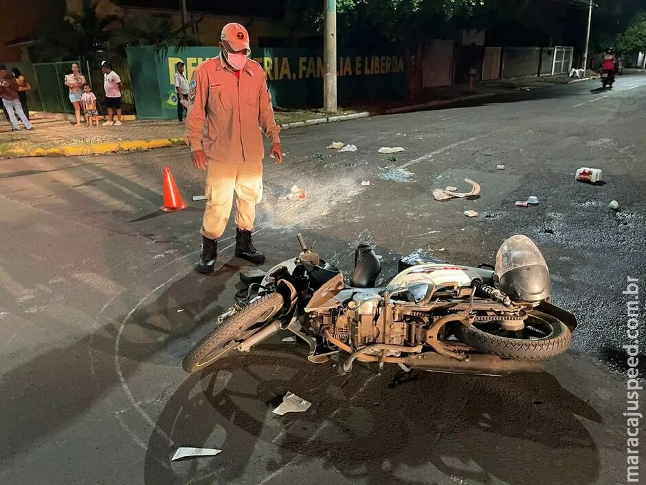 Carregando compras, motociclista é atingida por carro e fica em estado grave Carregando compras, motociclista é atingida por carro e fica em estado grave