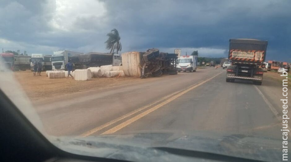 Carreta com algodão tomba nas margens da MS-306, em Chapadão do Sul Carreta com algodão tomba nas margens da MS-306, em Chapadão do Sul