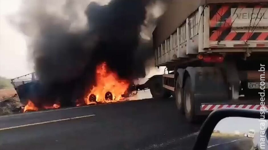 Carreta pega fogo em acidente na BR-267, em Bataguassu Carreta pega fogo em acidente na BR-267, em Bataguassu