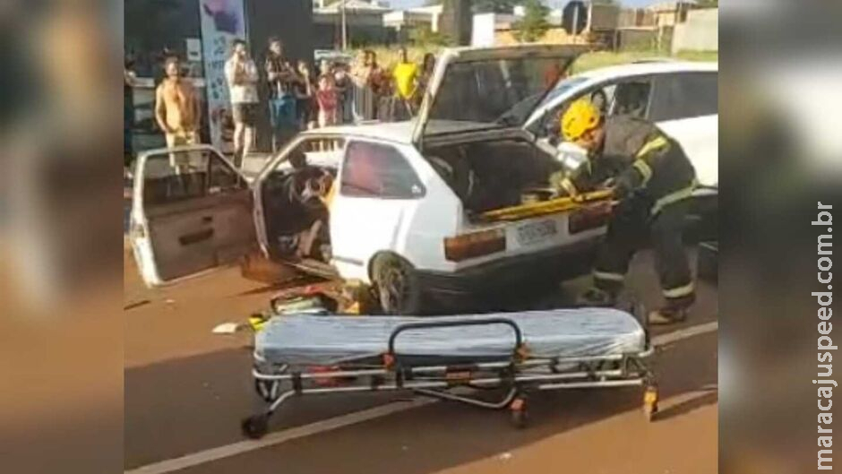 Carro em alta velocidade causa acidente e uma pessoa fica ferida em avenida de Dourados Carro em alta velocidade causa acidente e uma pessoa fica ferida em avenida de Dourados