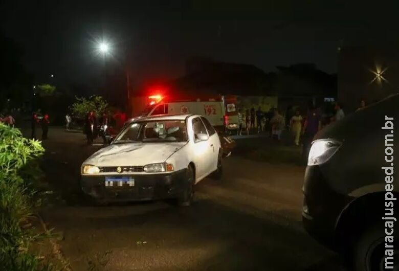 Carro invade calçada e atropela cinco crianças Carro invade calçada e atropela cinco crianças