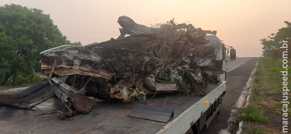 Destroços de acidente que causou morte são retirados da BR-162 Destroços de acidente que causou morte são retirados da BR-162