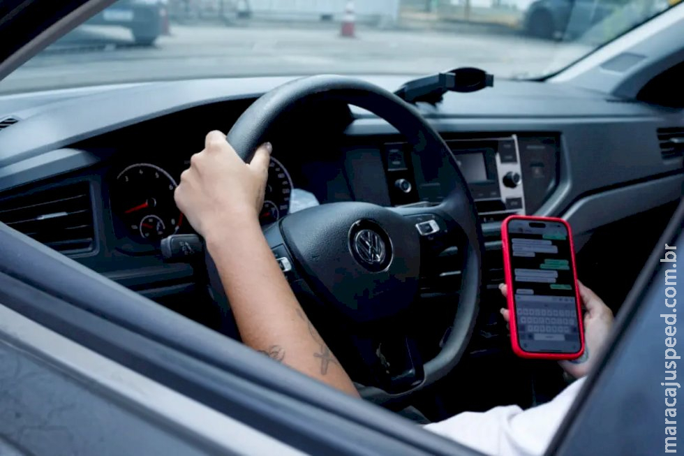 Detran registra mais de 9.400 infrações relacionadas ao uso de telefone celular este ano Detran registra mais de 9.400 infrações relacionadas ao uso de telefone celular este ano