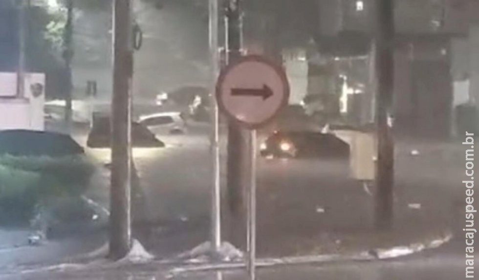Duas mulheres e uma adolescente são resgatadas por PMs após ficarem ilhadas em correnteza em Campo Grande Duas mulheres e uma adolescente são resgatadas por PMs após ficarem ilhadas em correnteza em Campo Grande