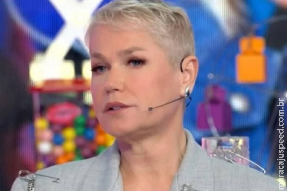 Fã cospe em Xuxa após show e é contida por seguranças Fã cospe em Xuxa após show e é contida por seguranças