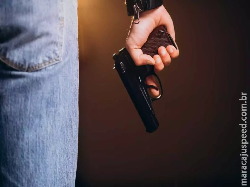 Flagrado com espingarda, revólver e pistola disse que armas são de herança e tentava vendê-las Flagrado com espingarda, revólver e pistola disse que armas são de herança e tentava vendê-las