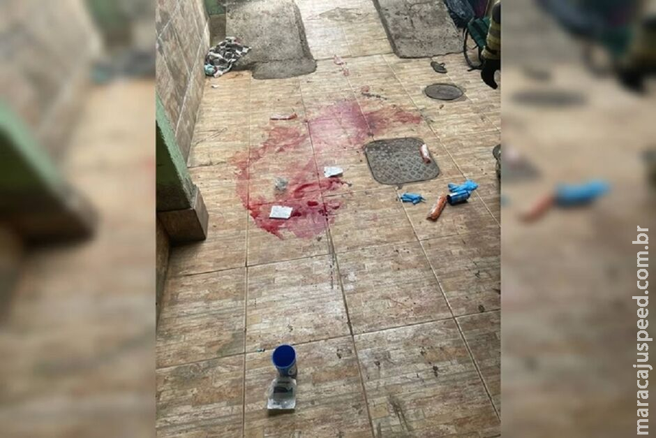 Grávida ataca mulher com espeto de churrasco e leva quatro facadas Grávida ataca mulher com espeto de churrasco e leva quatro facadas