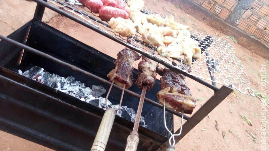 Homem ameaça clientes com espeto de churrasco e danifica viatura policial Homem ameaça clientes com espeto de churrasco e danifica viatura policial
