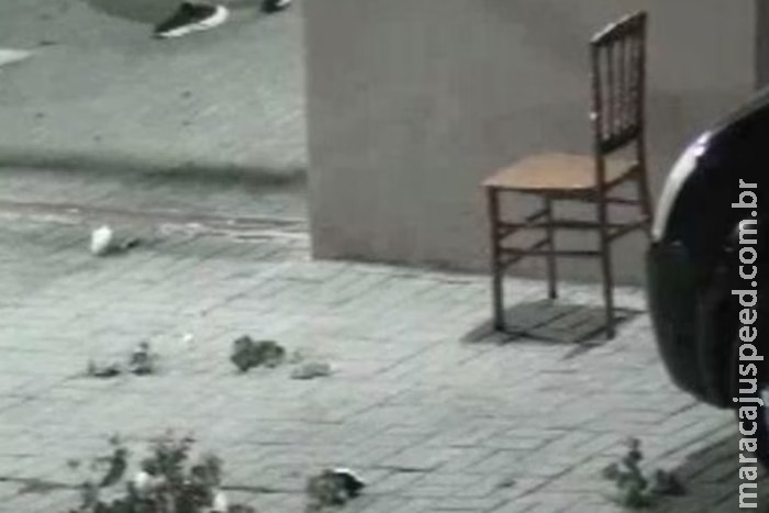 Homem armado invade casamento organizado pela ex-esposa e faz reféns Homem armado invade casamento organizado pela ex-esposa e faz reféns