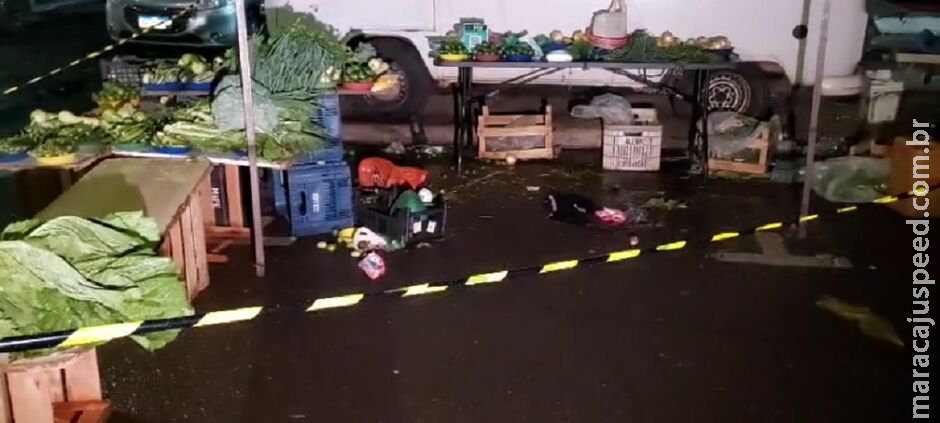 Homem é baleado por dupla de moto na feira das Moreninhas Homem é baleado por dupla de moto na feira das Moreninhas