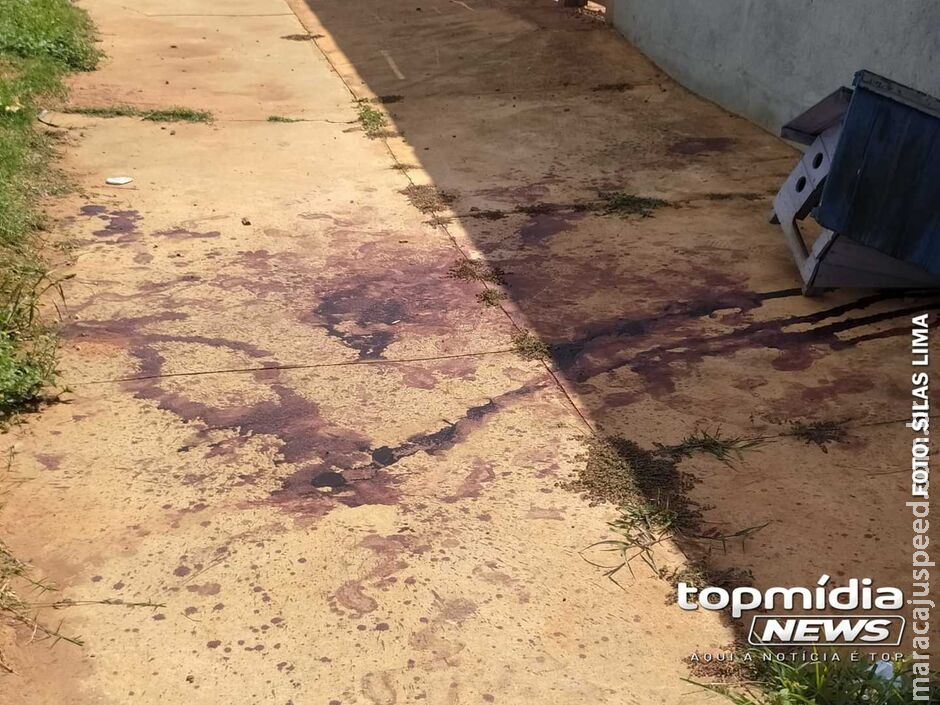 Homem é espancado e esfaqueado por grupo no Centro de Campo Grande Homem é espancado e esfaqueado por grupo no Centro de Campo Grande