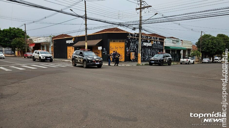 Homem é espancado e esfaqueado por grupo no Centro de Campo Grande Homem é espancado e esfaqueado por grupo no Centro de Campo Grande