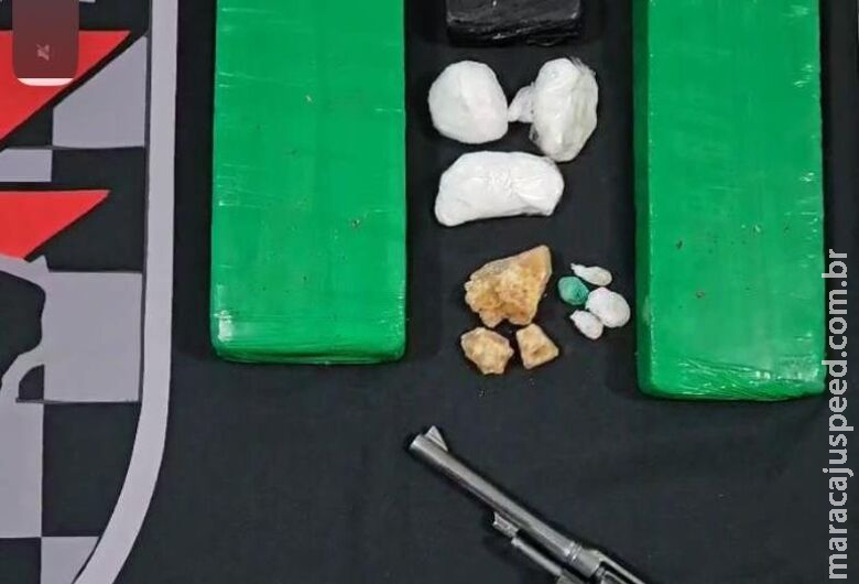 Homem é preso por tráfico de drogas e posse de arma de fogo Homem é preso por tráfico de drogas e posse de arma de fogo