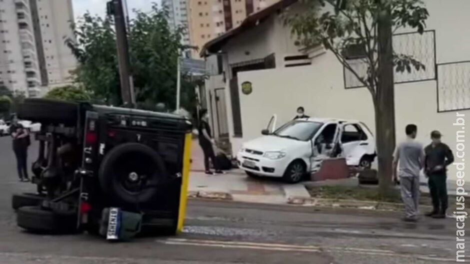 Idoso fura preferencial, causa acidente e tomba Jeep em cruzamento de Campo Grande Idoso fura preferencial, causa acidente e tomba Jeep em cruzamento de Campo Grande
