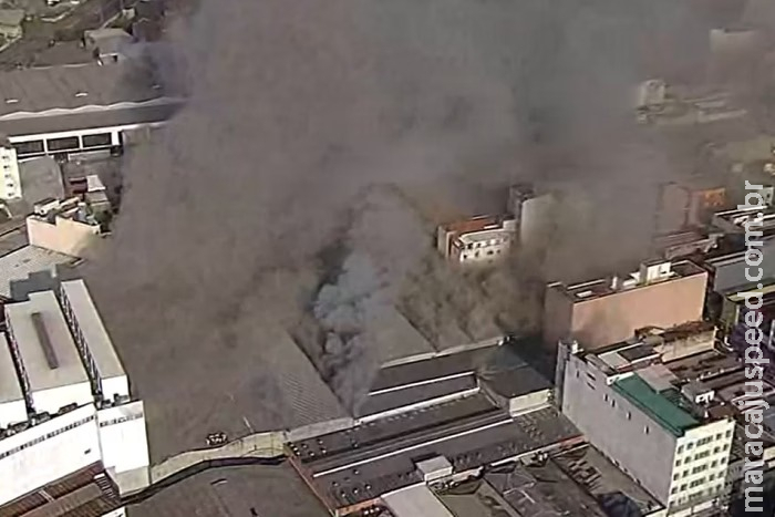 Incêndio de grandes proporções atinge shopping no Brás, centro de SP Incêndio de grandes proporções atinge shopping no Brás, centro de SP