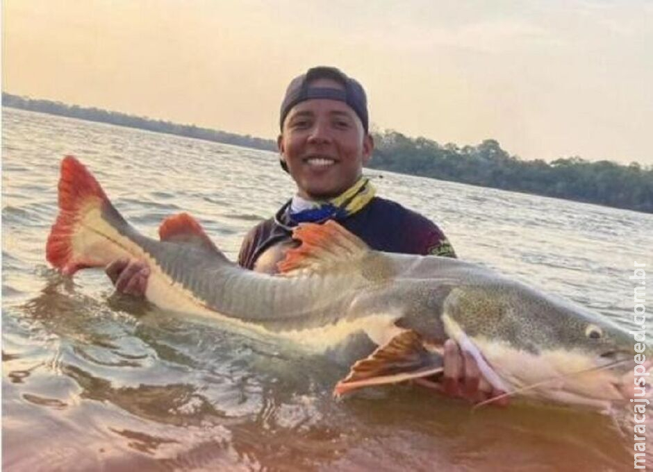 Jovem é puxado por peixe em pescaria e morre afogado no Mato Grosso Jovem é puxado por peixe em pescaria e morre afogado no Mato Grosso