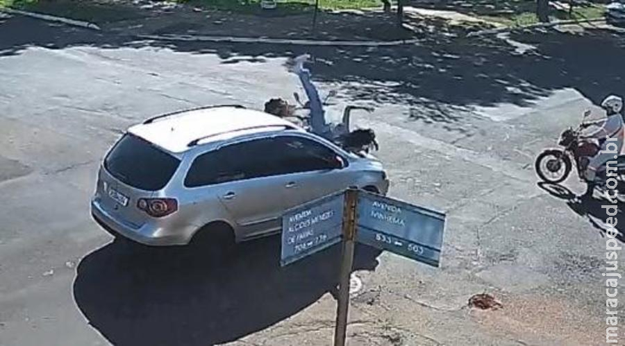 Jovens em bicicleta avançam preferencial e são atingidas por carro em Nova Andradina Jovens em bicicleta avançam preferencial e são atingidas por carro em Nova Andradina