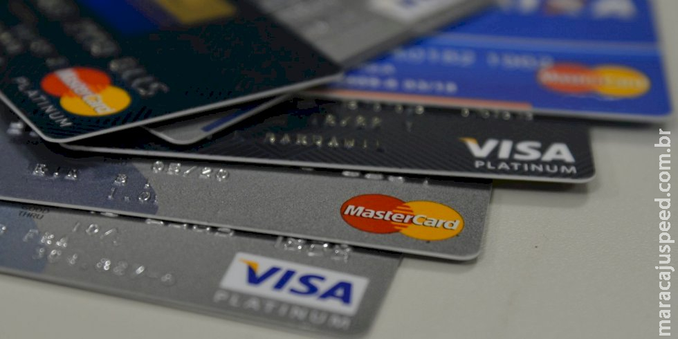 Juros do cartão de crédito rotativo sobem para 438,4% ao ano Juros do cartão de crédito rotativo sobem para 438,4% ao ano