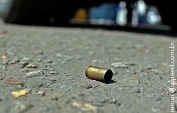 Mãe encontra filho assassinado a tiros na varanda de casa em Miranda