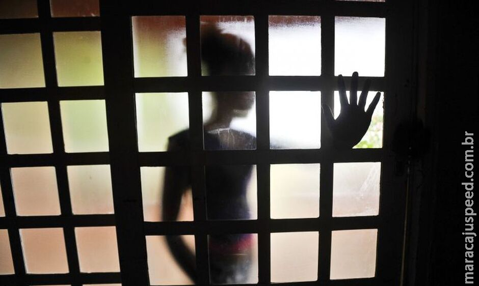 Menina denuncia abuso de pai em caderno de escola: "Me ajuda, meu pai abusou de mim" Menina denuncia abuso de pai em caderno de escola: "Me ajuda, meu pai abusou de mim"