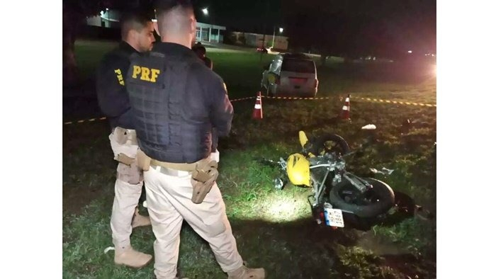 Motociclista invade pista contrária, bate em carreta e morre na BR-163 Motociclista invade pista contrária, bate em carreta e morre na BR-163
