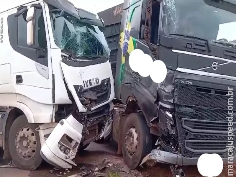 Motorista de carreta não respeita sinalização e provoca acidente com outro caminhão na MS-306 Motorista de carreta não respeita sinalização e provoca acidente com outro caminhão na MS-306