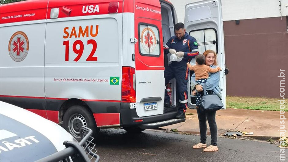 Motorista do Samu faz gatinho com luva para criança assustada em cena de acidente Motorista do Samu faz gatinho com luva para criança assustada em cena de acidente