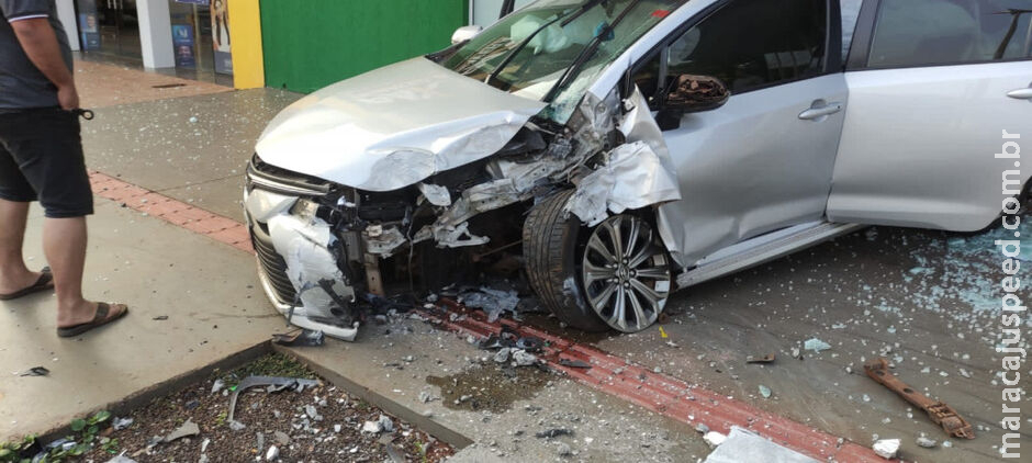 Motorista dorme ao volante, bate em poste e invade comércio em Dourados Motorista dorme ao volante, bate em poste e invade comércio em Dourados