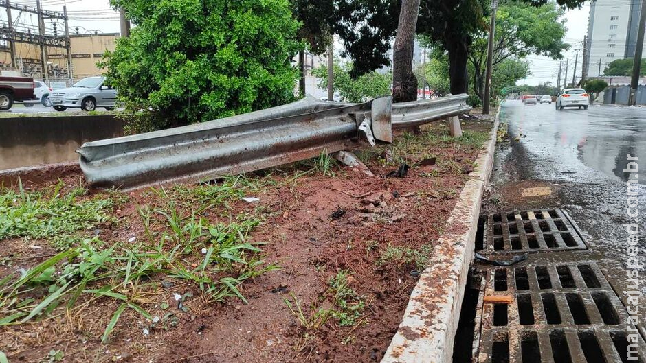 Motorista perde controle da direção e bate carro em guard rail da Ernesto Geisel Motorista perde controle da direção e bate carro em guard rail da Ernesto Geisel