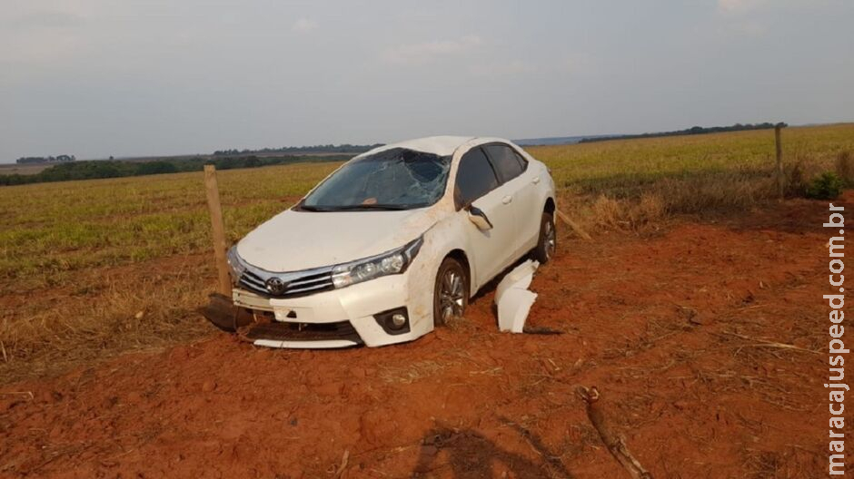 Motorista se distrai com cachorro e capota carro em Paraíso das Águas