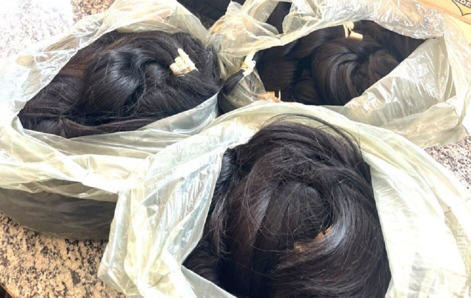 Mulher é presa com mais de 10 quilos de cabelo humano ilegal em Corumbá Mulher é presa com mais de 10 quilos de cabelo humano ilegal em Corumbá