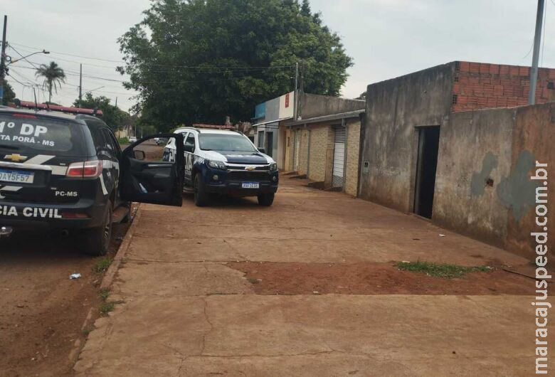 Mulher furta carteiras do baú de moto, usa cartões e vai presa