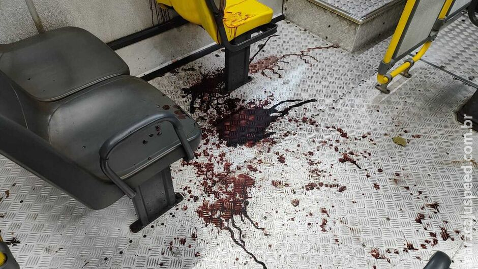 Passageiro é esfaqueado por outro dentro de ônibus em Campo Grande Passageiro é esfaqueado por outro dentro de ônibus em Campo Grande