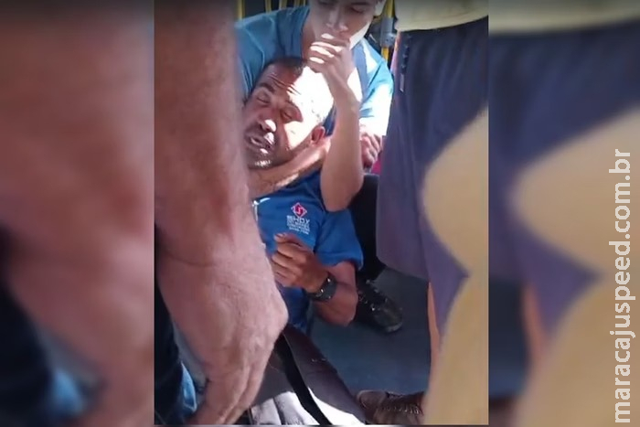 Passageiro leva mata-leão após tentar abusar de jovem em ônibus Passageiro leva mata-leão após tentar abusar de jovem em ônibus
