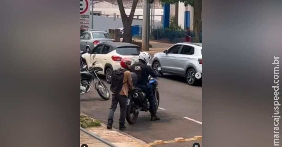 Pego em infração, motociclista ajuda guarda que o multou a empurrar moto