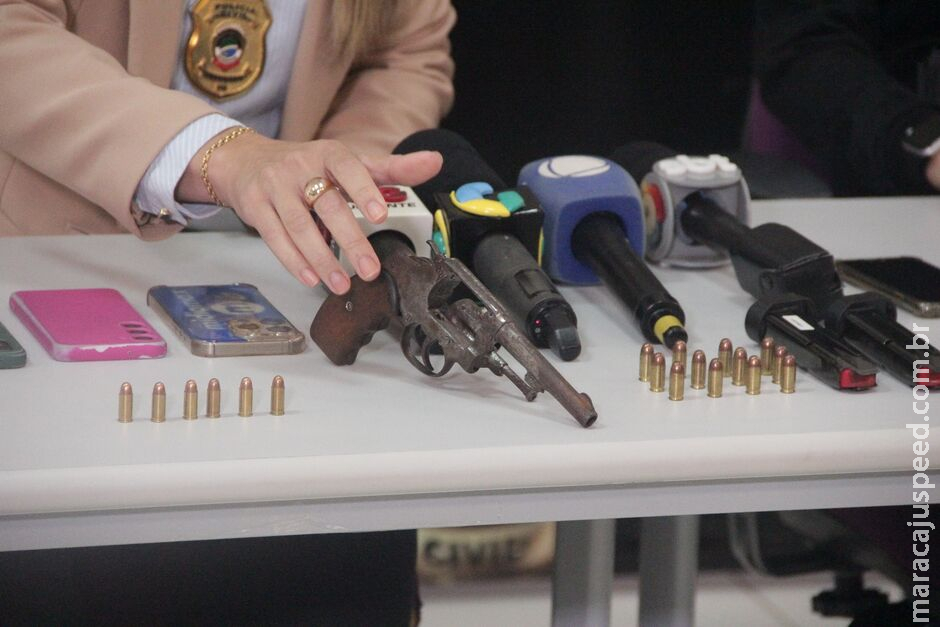 Polícia prende 3 e apreende armas em operação contra agressores de mulheres Polícia prende 3 e apreende armas em operação contra agressores de mulheres