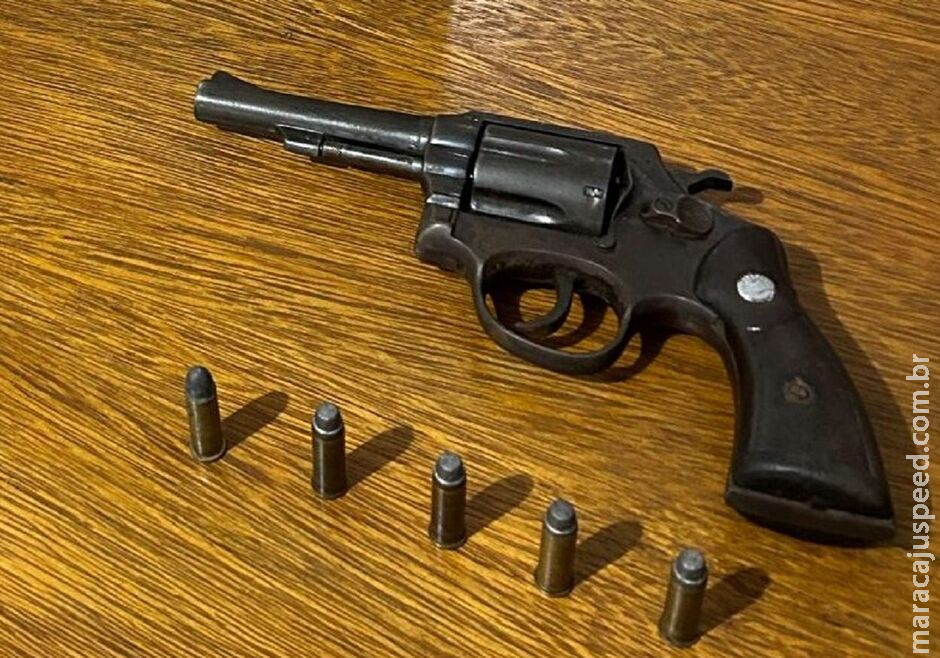 Polícia recolheu drogas na casa de mulher presa após atirar na própria perna Polícia recolheu drogas na casa de mulher presa após atirar na própria perna