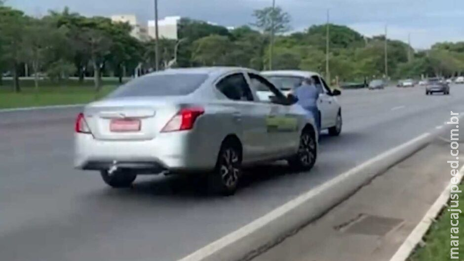 Vídeo mostra homem sendo atropelado ao empurrar carro no DF Vídeo mostra homem sendo atropelado ao empurrar carro no DF