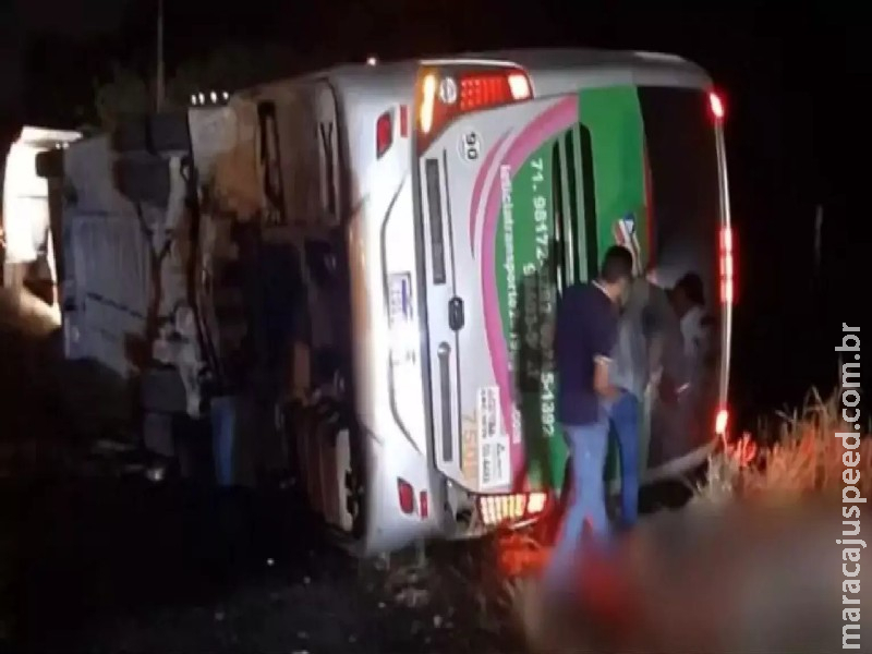 Acidente com ônibus deixa quatro pessoas mortas na Bahia Acidente com ônibus deixa quatro pessoas mortas na Bahia