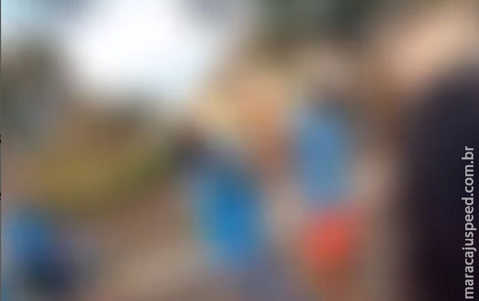 Alunas se agridem em frente de escola e colega diz: Alunas se agridem em frente de escola e colega diz: