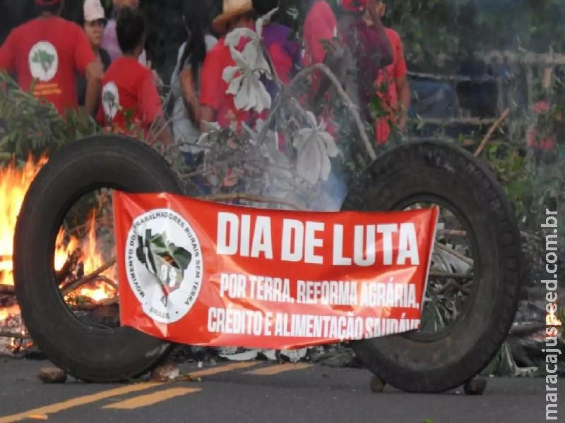 Após 8 horas de protestos, MST libera trecho bloqueado na BR-262 Após 8 horas de protestos, MST libera trecho bloqueado na BR-262