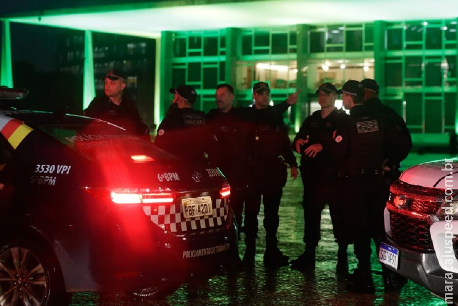 Após explosões, ministros e servidores do STF foram retirados do prédio Após explosões, ministros e servidores do STF foram retirados do prédio