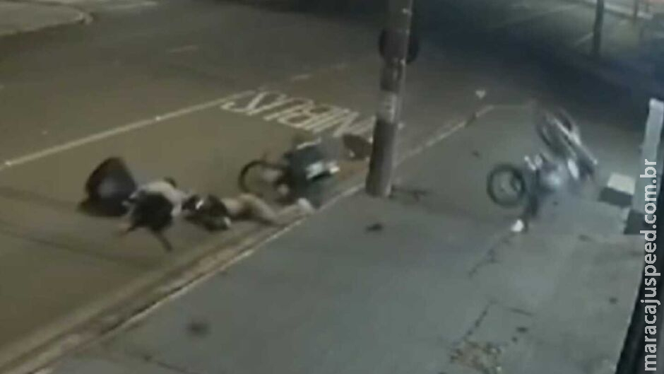Câmera flagrou batida que terminou com morte de motociclista na Vila Bandeirantes Câmera flagrou batida que terminou com morte de motociclista na Vila Bandeirantes