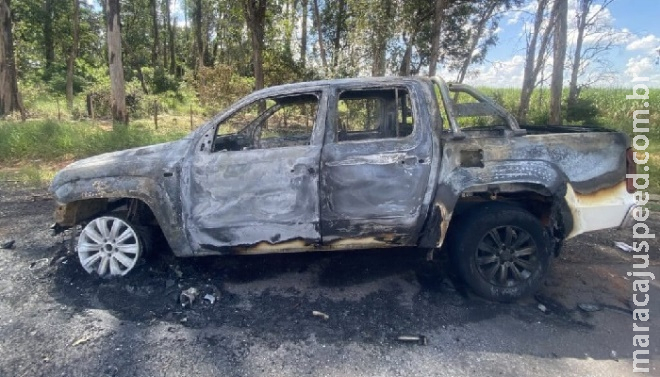 Caminhonete pega fogo e motorista sai ileso em Água Clara Caminhonete pega fogo e motorista sai ileso em Água Clara