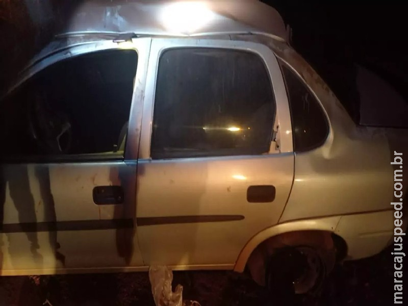 Carro capota na MS-470 e mulher morre após ser arremessada junto de criança de 2 anos Carro capota na MS-470 e mulher morre após ser arremessada junto de criança de 2 anos