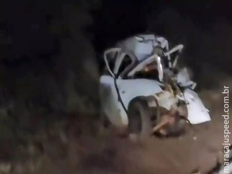 Carro fica destruído em acidente com ônibus e um morre na BR-262 Carro fica destruído em acidente com ônibus e um morre na BR-262