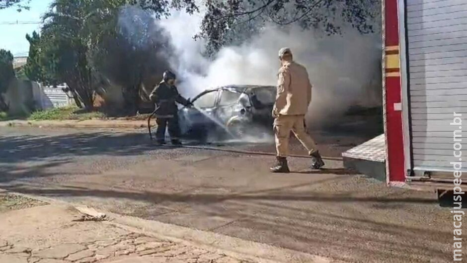 Carro pega fogo e fica totalmente destruído na Avenida Tamandaré Carro pega fogo e fica totalmente destruído na Avenida Tamandaré